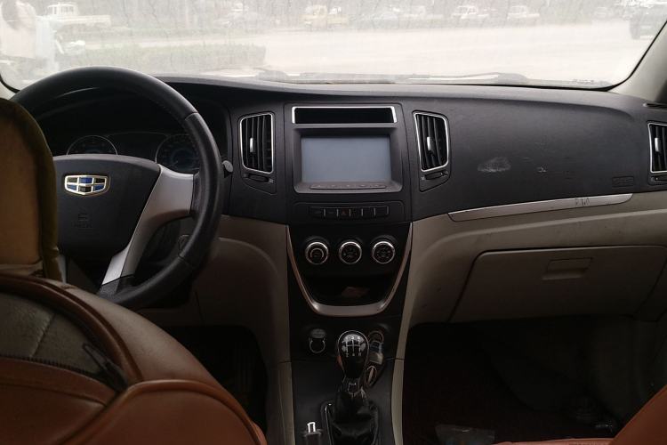 Used Geely Auto Vision 2015 1.5L Manual Elite Model Center Console