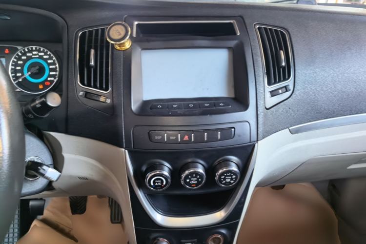 Used Geely Auto Vision 2015 1.5L Manual Elite Model Center Console