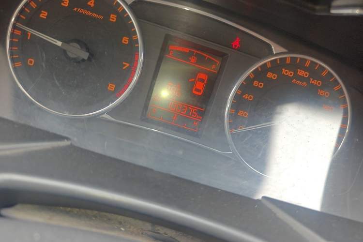 Used Geely Auto Vision 2016 1.5L Manual Happiness Edition Odometer Close Up
