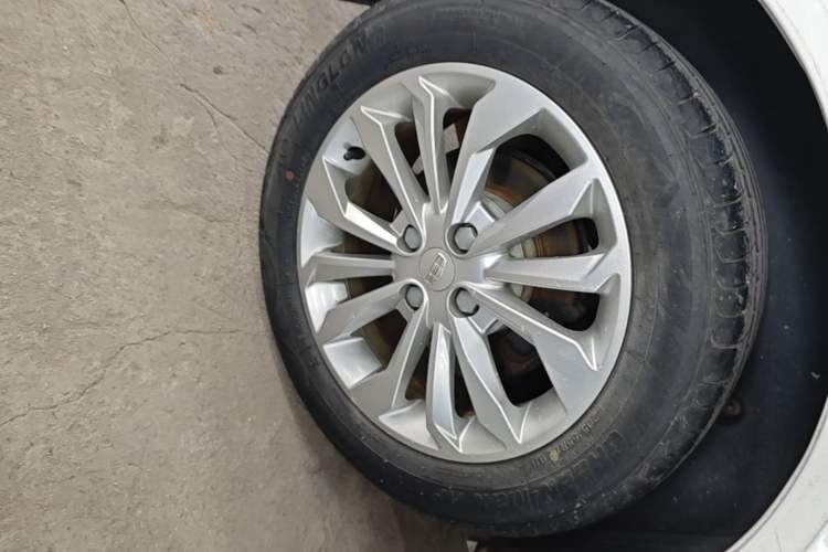 Used Geely Auto Vision 2016 1.5L Automatic Happiness Edition Right Rear Wheel Hub