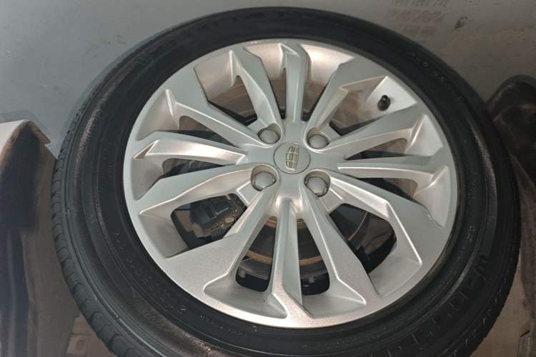 Used Geely Auto Vision 2016 1.5L Automatic Happiness Edition Right Rear Wheel Hub