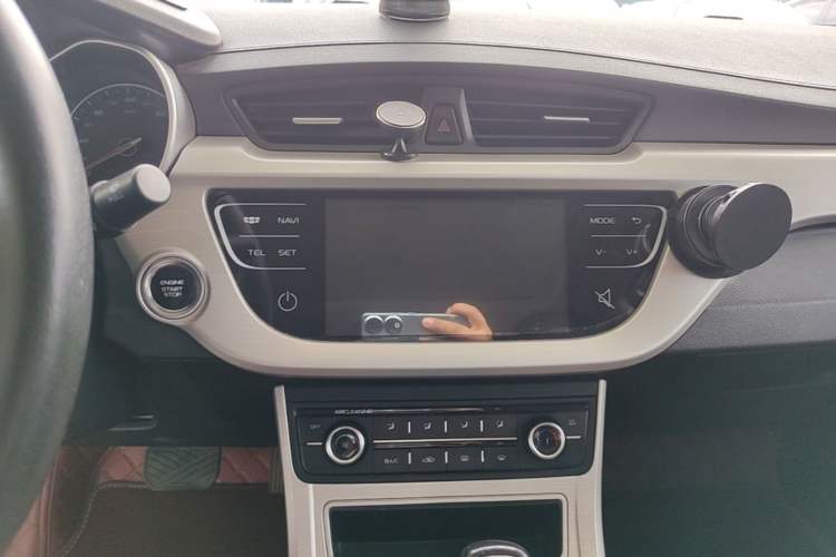 Used Geely Auto Vision 2018 1.5L Automatic Happiness Edition Audio And AC Panel