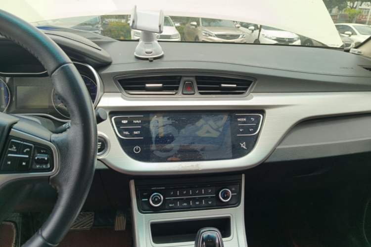 Used Geely Auto Vision 2018 1.5L Automatic Happiness Edition Audio And AC Panel