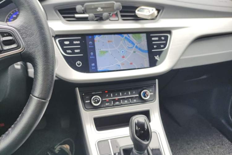 Used Geely Auto Vision 2018 1.5L Automatic Happiness Edition Center Console