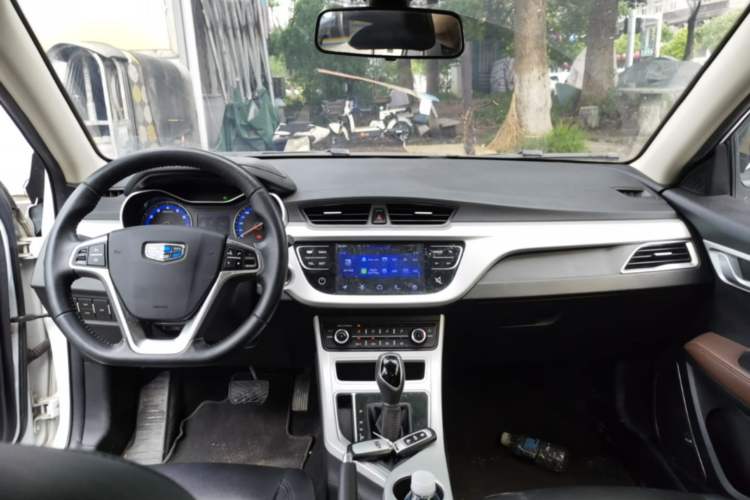Used Geely Auto Vision 2018 1.5L Automatic Happiness Edition Center Console