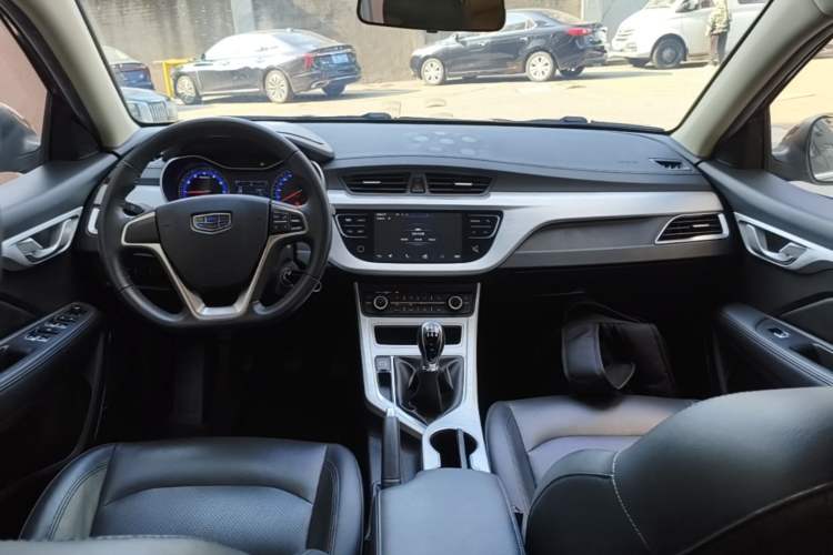 Used Geely Auto Vision 2019 Upgraded Model 1.5L Manual Luxury Version China VI Standard Center Console