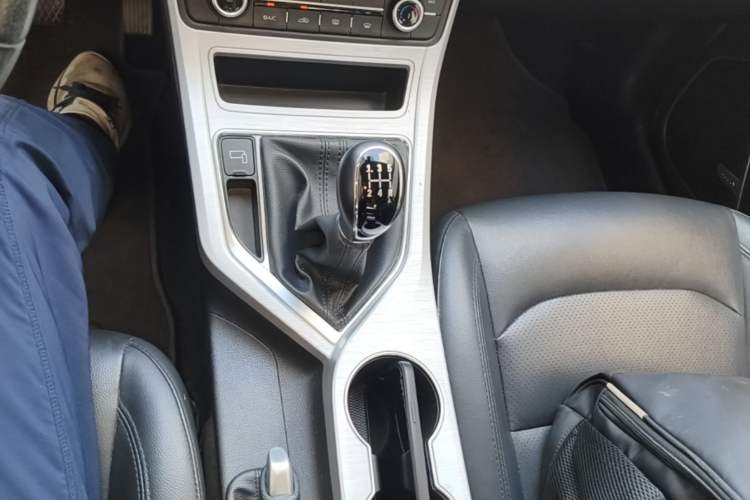 Used Geely Auto Vision 2019 Upgraded Model 1.5L Manual Luxury Version China VI Standard Gear Lever