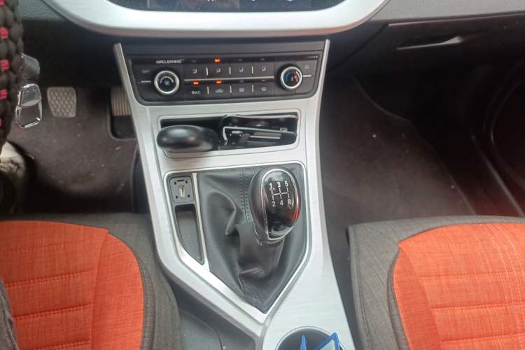 Used Geely Auto Vision 2019 Upgraded Model 1.5L Manual Luxury Version China VI Standard Gear Lever