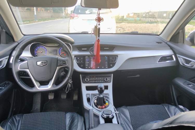 Used Geely Auto Vision 2019 Upgraded Model 1.5L Manual Luxury Version China VI Standard Center Console