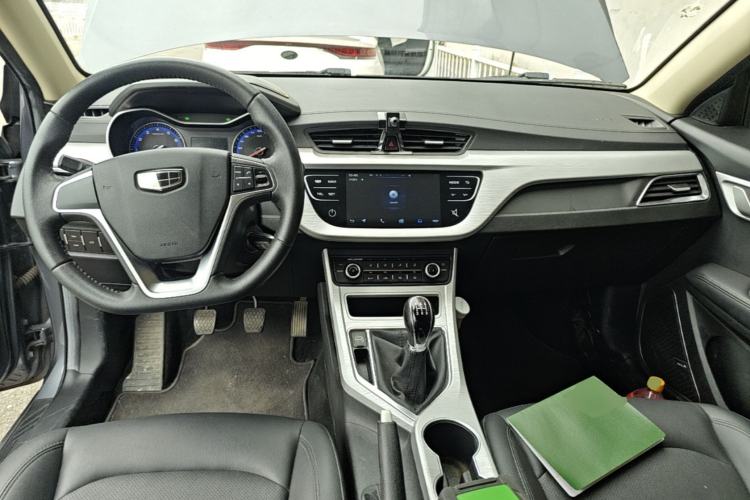 Used Geely Auto Vision 2019 Upgraded Model 1.5L Manual Luxury Version China VI Standard Center Console
