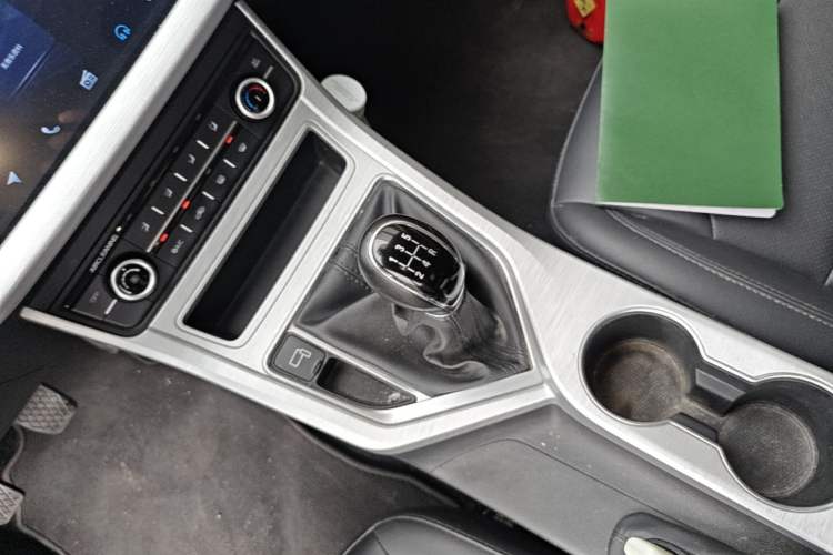 Used Geely Auto Vision 2019 Upgraded Model 1.5L Manual Luxury Version China VI Standard Gear Lever