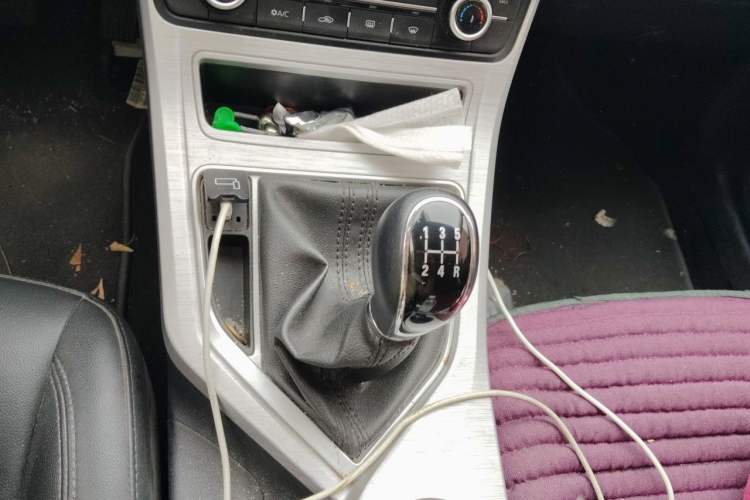 Used Geely Auto Vision 2019 Upgraded Model 1.5L Manual Luxury Version China VI Standard Gear Lever