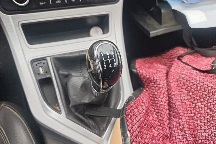 Used Geely Auto Vision 2019 Upgraded Model 1.5L Manual Luxury Version China VI Standard Gear Lever