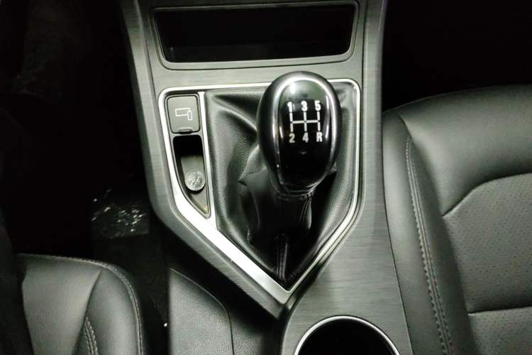 Used Geely Auto Vision 2019 Upgraded Model 1.5L Manual Luxury Version China VI Standard Gear Lever