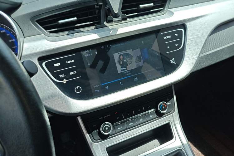 Used Geely Auto Vision 2019 Upgraded Model 1.5L Manual Luxury Version China VI Standard Audio And AC Panel