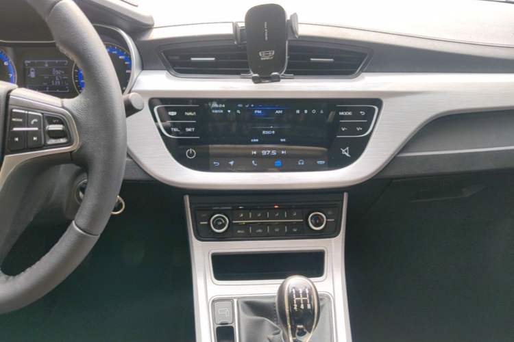 Used Geely Auto Vision 2019 Upgraded Model 1.5L Manual Luxury Version China VI Standard Audio And AC Panel