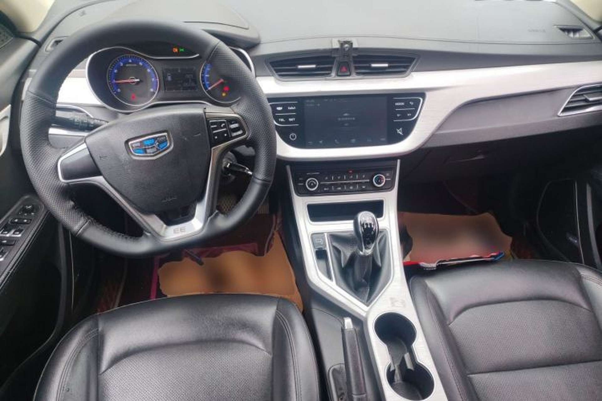Used Geely Auto Vision 2019 Upgraded Model 1.5L Manual Luxury Version China VI Standard Center Console