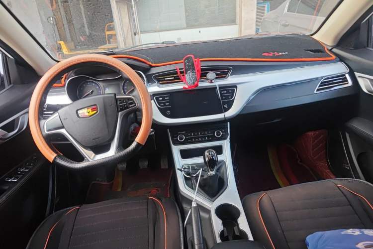 Used Geely Auto Vision 2019 Upgraded Model 1.5L Manual Luxury Version China V Standard Center Console