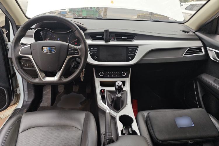 Used Geely Auto Vision 2019 Upgraded Model 1.5L Manual Luxury Version China VI Standard Center Console