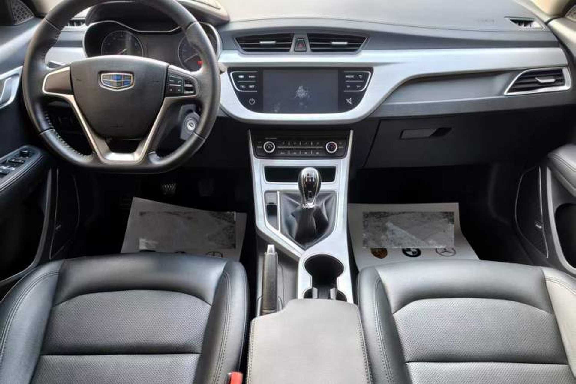Used Geely Auto Vision 2019 Upgraded Model 1.5L Manual Luxury Version China VI Standard Center Console