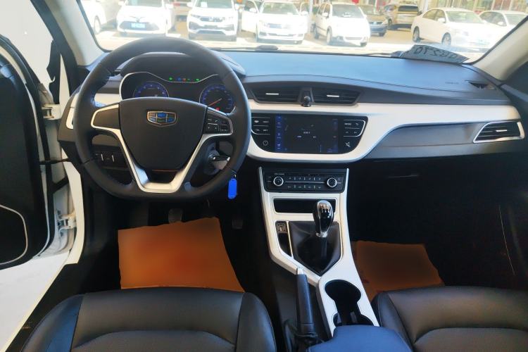 Used Geely Auto Vision 2019 Upgraded Model 1.5L Manual Luxury Version China VI Standard Center Console