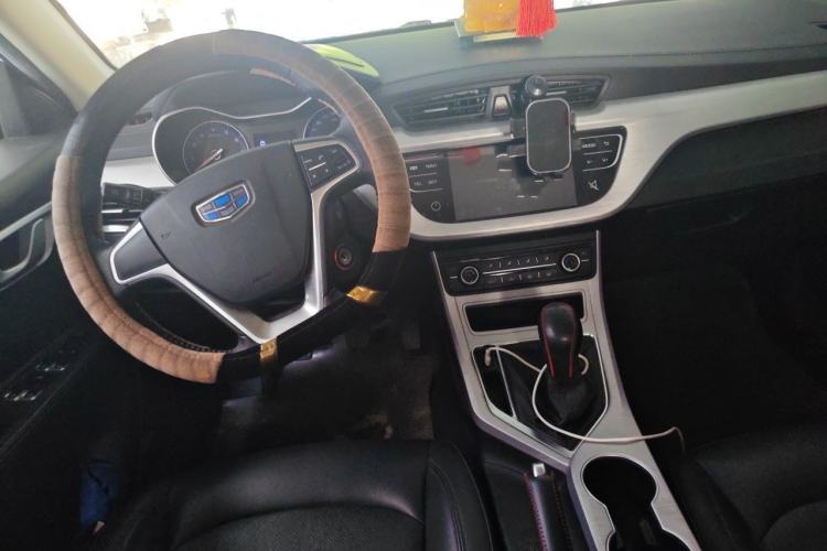 Used Geely Auto Vision 2019 Upgraded Model 1.5L Manual Luxury Version China VI Standard Center Console