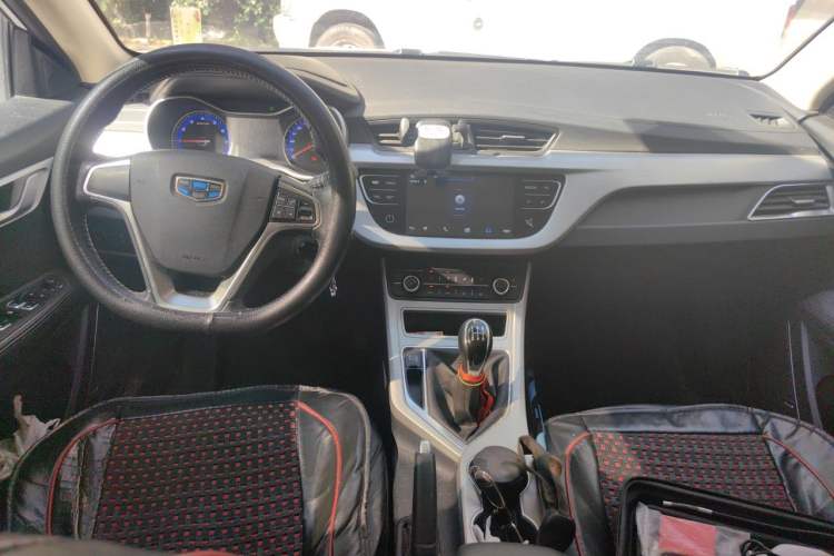 Used Geely Auto Vision 2019 Upgraded Model 1.5L Manual Luxury Version China V Standard Center Console