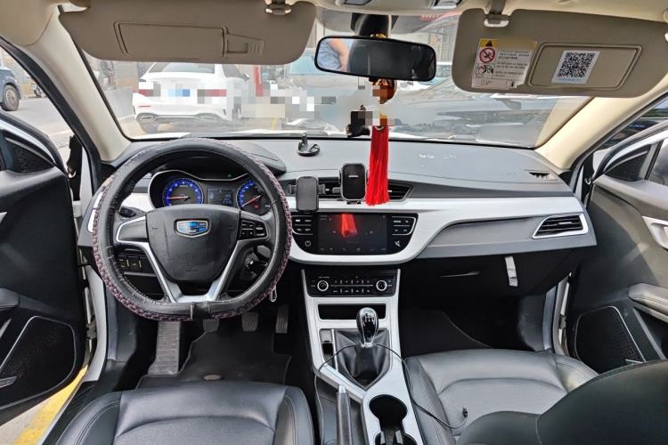 Used Geely Auto Vision 2019 Upgraded Model 1.5L Manual Luxury Version China VI Standard Center Console