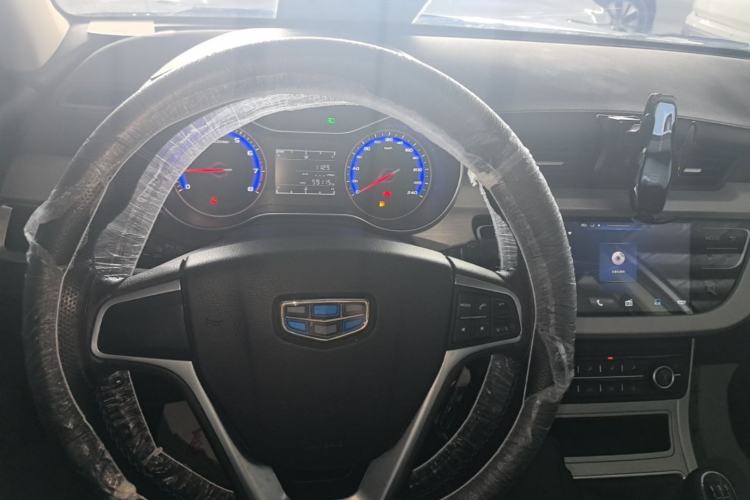 Used Geely Auto Vision 2019 Upgraded Model 1.5L Manual Luxury Version China VI Standard Center Console