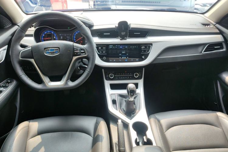 Used Geely Auto Vision 2019 Upgraded Model 1.5L Manual Luxury Version China VI Standard Center Console