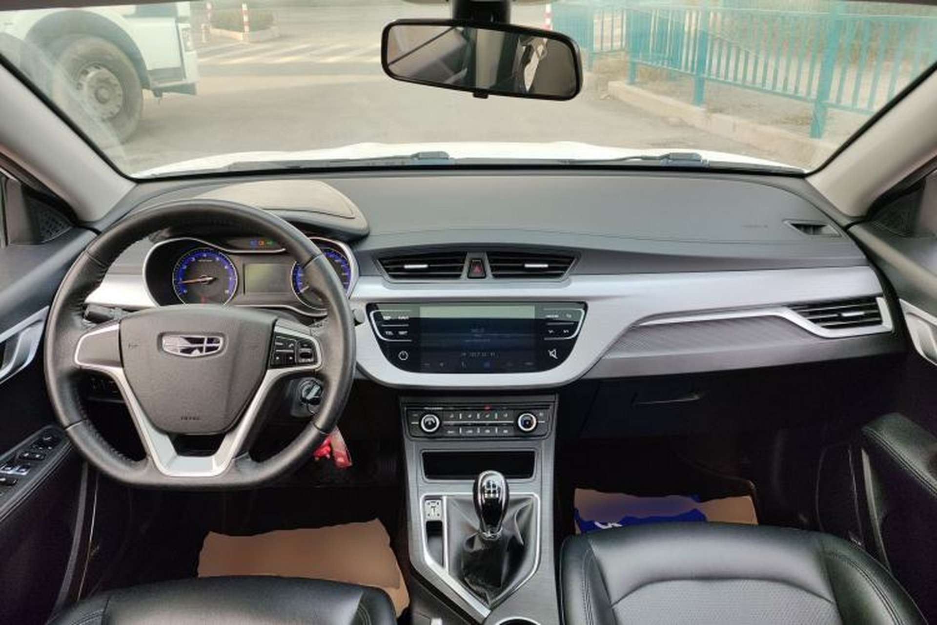 Used Geely Auto Vision 2019 Upgraded Model 1.5L Manual Luxury Version China VI Standard Center Console