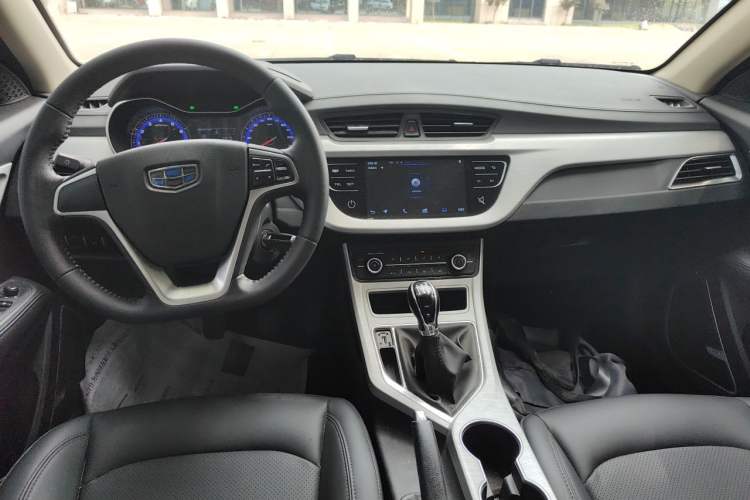 Used Geely Auto Vision 2019 Upgraded Model 1.5L Manual Luxury Version China VI Standard Center Console
