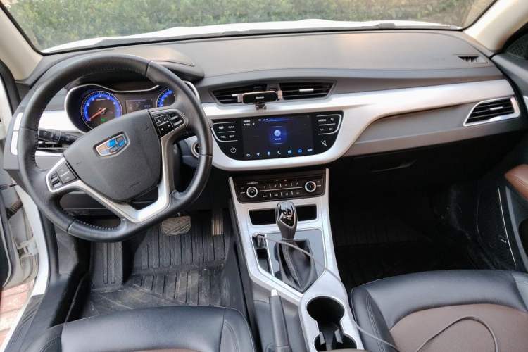 Used Geely Auto Vision 2019 Upgraded Model 1.5L CVT Luxury Version China VI Standard Center Console