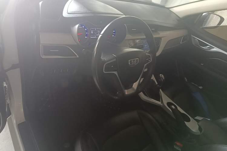 Used Geely Auto Vision 2019 Upgraded Model 1.5L Manual Luxury Version China VI Standard Center Console