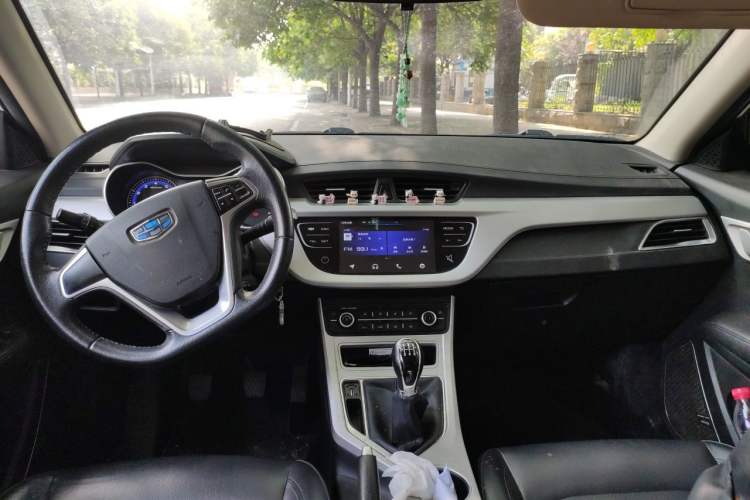 Used Geely Auto Vision 2019 Upgraded Model 1.5L Manual Luxury Version China VI Standard Center Console