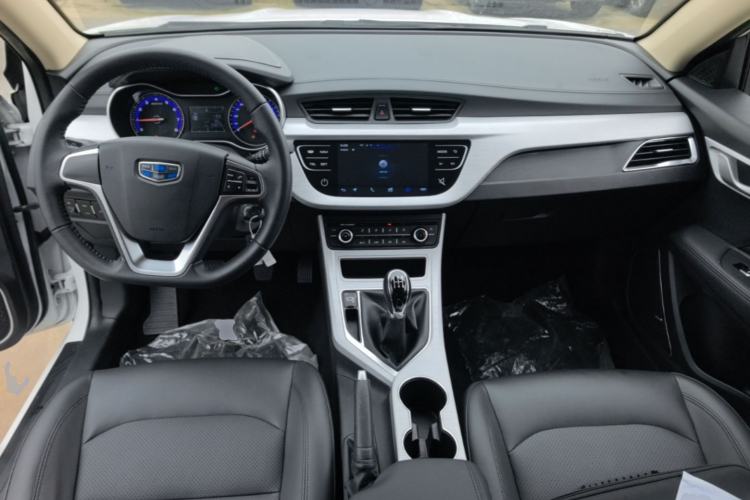 Used Geely Auto Vision 2019 Upgraded Model 1.5L Manual Luxury Version China VI Standard Center Console