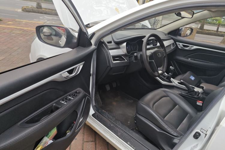 Used Geely Auto Vision 2019 Upgraded Model 1.5L Manual Luxury Version China VI Standard Driver Seat