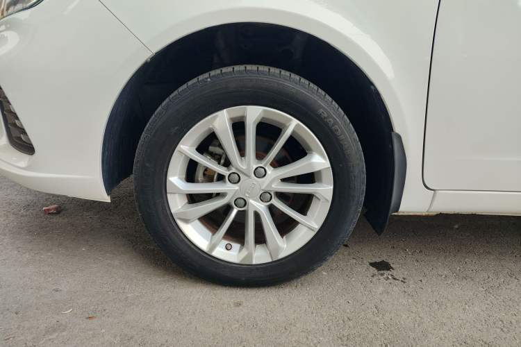 Used Geely Auto Vision 2019 Upgraded Model 1.5L Manual Luxury Version China VI Standard Exterior 3