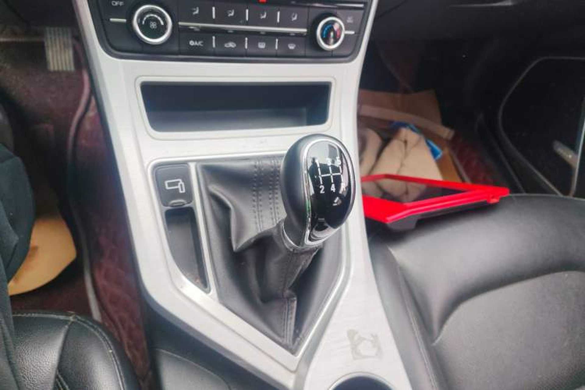 Used Geely Auto Vision 2019 Upgraded Model 1.5L Manual Luxury Version China VI Standard Gear Lever