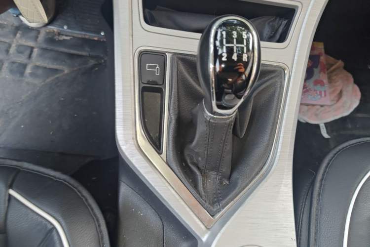 Used Geely Auto Vision 2019 Upgraded Model 1.5L Manual Luxury Version China VI Standard Gear Lever