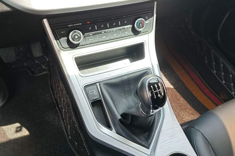 Used Geely Auto Vision 2019 Upgraded Model 1.5L Manual Luxury Version China VI Standard Gear Lever