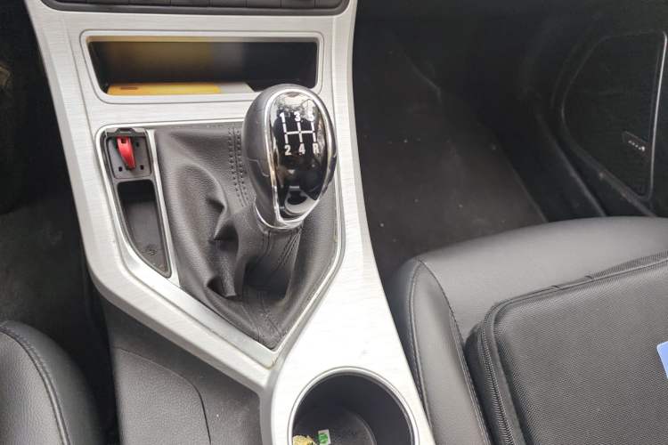 Used Geely Auto Vision 2019 Upgraded Model 1.5L Manual Luxury Version China VI Standard Gear Lever