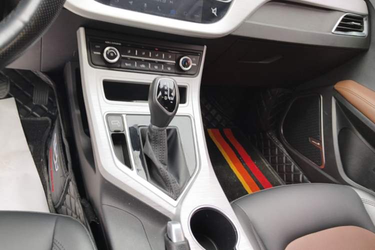 Used Geely Auto Vision 2019 Upgraded Model 1.5L CVT Luxury Version China VI Standard Gear Lever