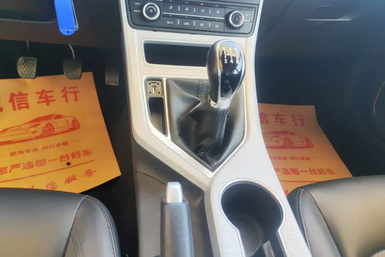 Used Geely Auto Vision 2019 Upgraded Model 1.5L Manual Luxury Version China VI Standard Gear Lever