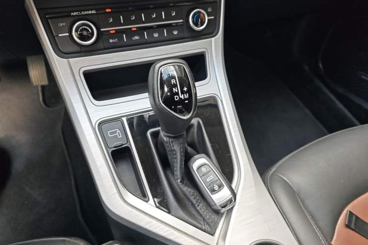 Used Geely Auto Vision 2019 Upgraded Model 1.5L CVT Luxury Version China VI Standard Gear Lever