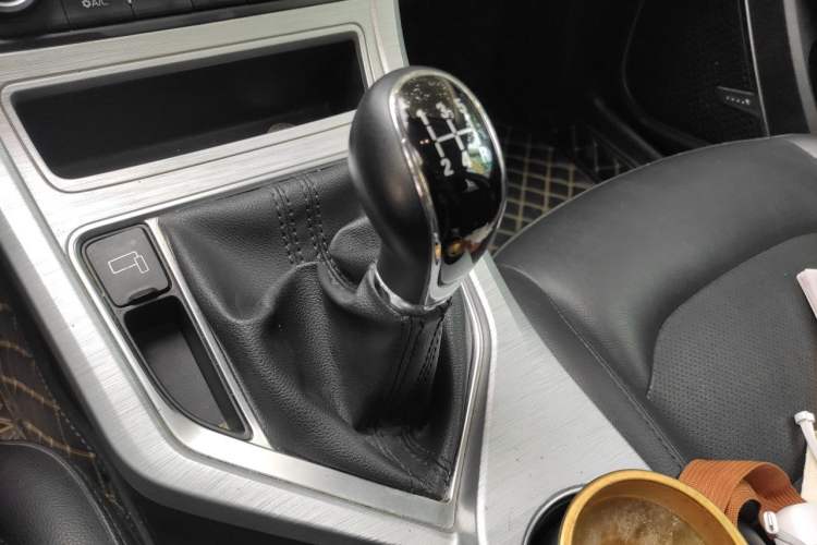Used Geely Auto Vision 2019 Upgraded Model 1.5L Manual Luxury Version China VI Standard Gear Lever