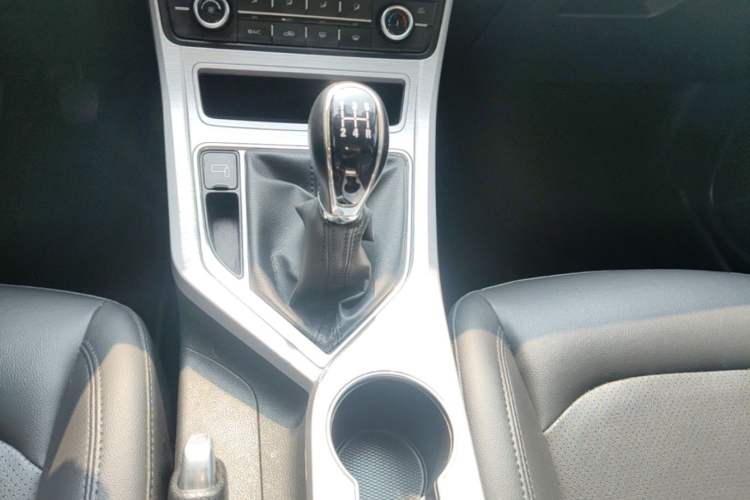 Used Geely Auto Vision 2019 Upgraded Model 1.5L Manual Luxury Version China VI Standard Gear Lever