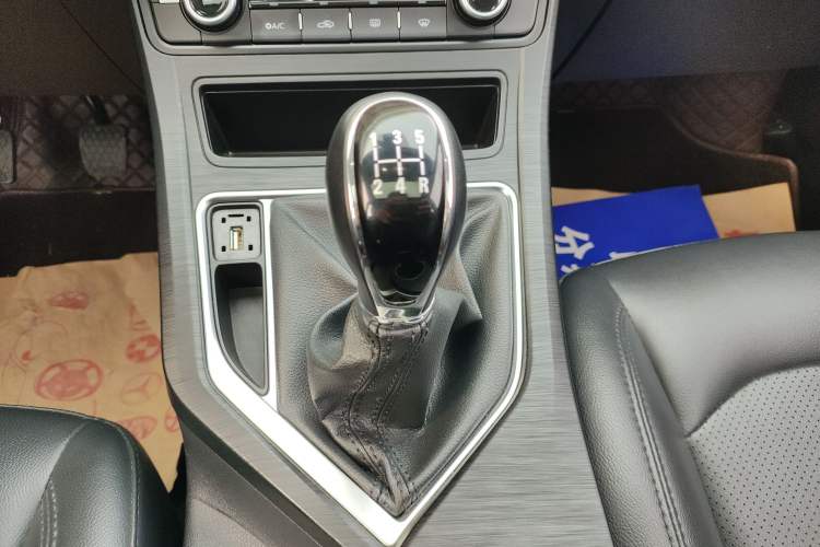 Used Geely Auto Vision 2019 Upgraded Model 1.5L Manual Luxury Version China VI Standard Gear Lever