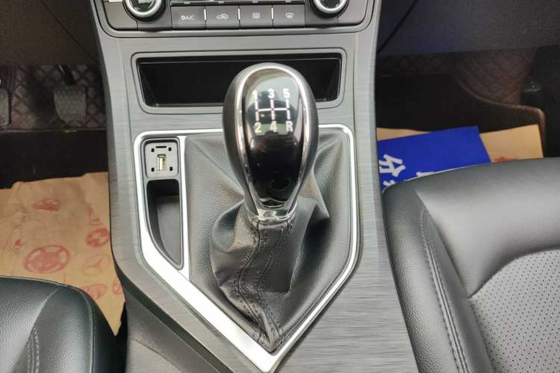 Used Geely Auto Vision 2019 Upgraded Model 1.5L Manual Luxury Version China VI Standard Gear Lever