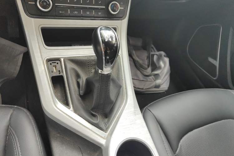 Used Geely Auto Vision 2019 Upgraded Model 1.5L Manual Luxury Version China VI Standard Gear Lever